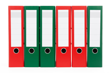 rote und grüne ringhefter auf weissem hintergrund