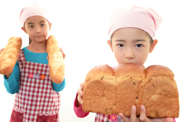 パンを運ぶ姉妹