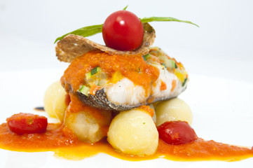 Сом с молодым картофелем и морковным соусом