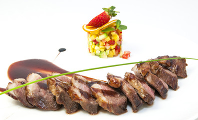 Гусиная грудка под соусом