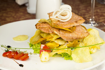 Салат из курицы и картофельных чипсов