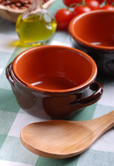 ciotola di terracotta vuota con cucchiaio di legno