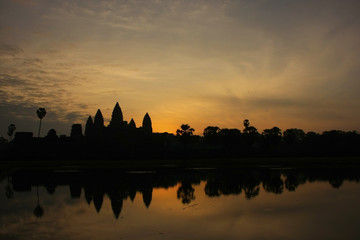 Fototapeta na wymiar Świątynia Angkor Wat o wschodzie słońca, Siem Reap, Kambodża