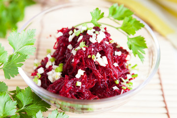 grated beets and garlic in a transparent bowl