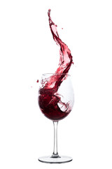 Rotwein spritzt aus einem Glas, isoliert auf weiß