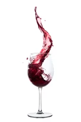 Foto op Plexiglas Wijn rode wijn spatten uit een glas, geïsoleerd op wit