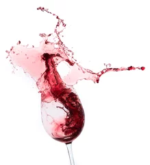  Rode wijn spatten uit een glas, geïsoleerd op wit © kubais