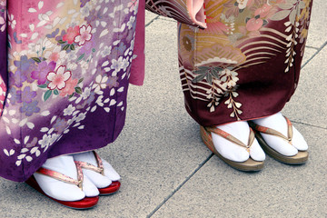 Femme en tabi et zori, chaussures traditonnelles japonaises