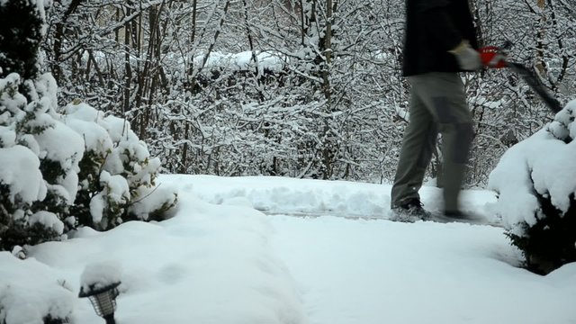 Mann mit Schneepflug