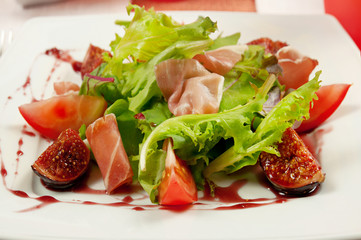Salad with gammon and figs
