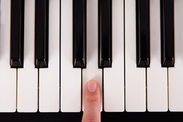 Naklejka premium Piano Keys and Finger