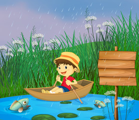 Une rivière et un garçon souriant dans un bateau