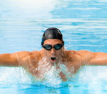 Schmetterlingsschwimmen
