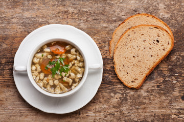 Bayerische Bratnockerlsuppe in der Tasse
