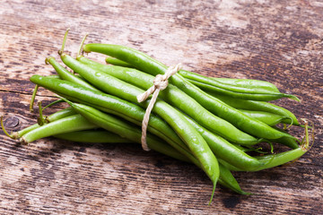 Bündel von Bohnen auf Holz