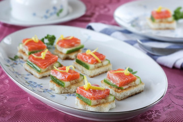 крутоны с огурцом и красной рыбой