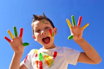 Kind mit farben
