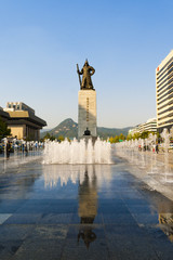 Naklejka premium Statue of Yi Sun-shin. Gwanghwamun Square