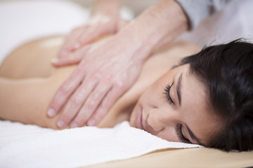 Obraz na płótnie Canvas Bardzo spokojna młoda kobieta coraz masażu