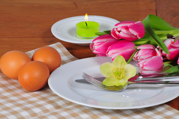 Obraz na płótnie Canvas Ostern Tisch Dekoration Blumen Kerze