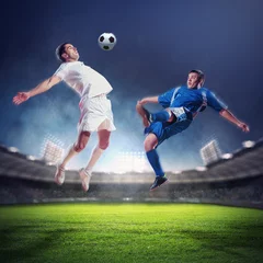 Vitrage gordijnen Voetbal twee voetballers die de bal slaan