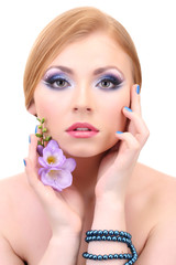 Fototapeta na wymiar Piękna młoda kobieta z glamour makijażu i kwiat, samodzielnie