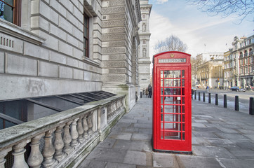 Obraz premium Londyn. Klasyczna czerwona budka telefoniczna