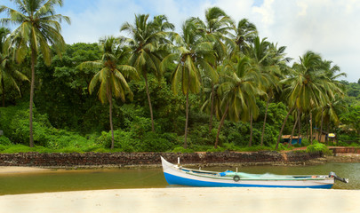 Obraz na płótnie Canvas Fishing boats in tropical river. Goa