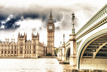 Fototapeta na wymiar Landscape of Big Ben i Pałac Westminsterski z mostu i T