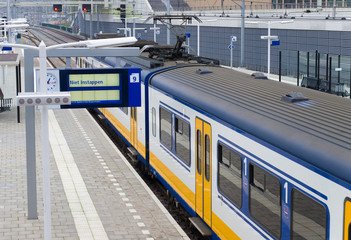 Fototapeta na wymiar platforma kolejowa
