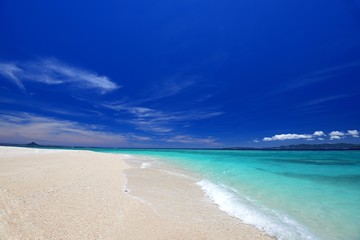 美しい沖縄のビーチと夏空