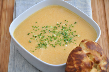 Gemüse Cremesuppe mit Gebäck