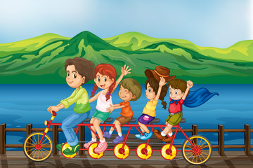 Enfants faisant du vélo sur le pont
