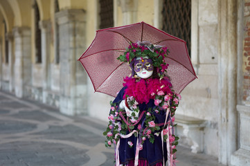 Fototapeta na wymiar Weneckie kostium uczęszcza Karnawał w Wenecji.