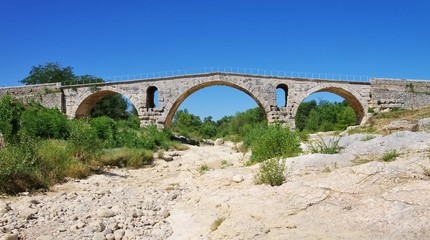 Pont Julien 17