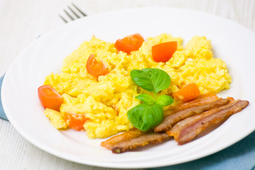 scrambled eggs with tomatoes and bacon