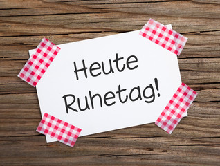 Klebestreifen Zettel auf Holz HEUTE RUHETAG!