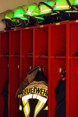 Feuerwehr Jacke und Helme für den Einsatz - 49361354