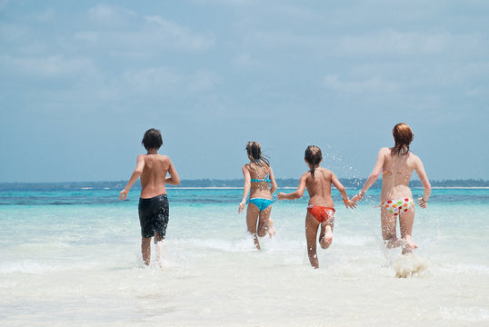 ragazzi corrono nel mare