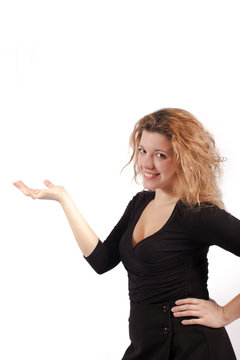 Ragazza sorridente che indica