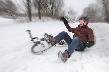 Fahrradunfall im Winter mit Mann beim Fallen