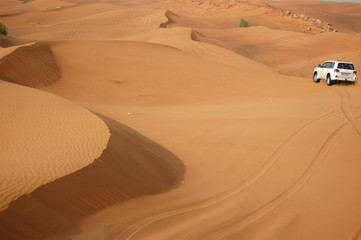 Fototapeta na wymiar Podróż pustynia Dubai w terenowym samochodzie