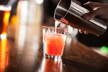 Crédence de cuisine en verre imprimé Cocktail Barman servant un cocktail dans un shaker