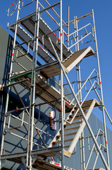 montagegerüst auf einer baustelle