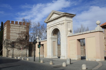 Fototapeta na wymiar DOOR MADRID w Alcalá de Henares