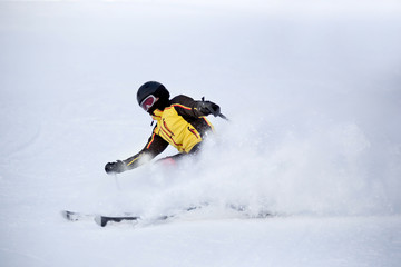 Junger Skifahrer beim Bremsen
