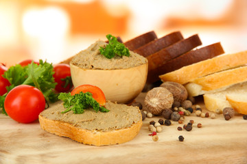 Composition of fresh pate, tomatoes and bread,