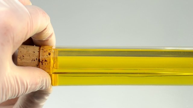 Gelbe Substanz im Reagenzglas