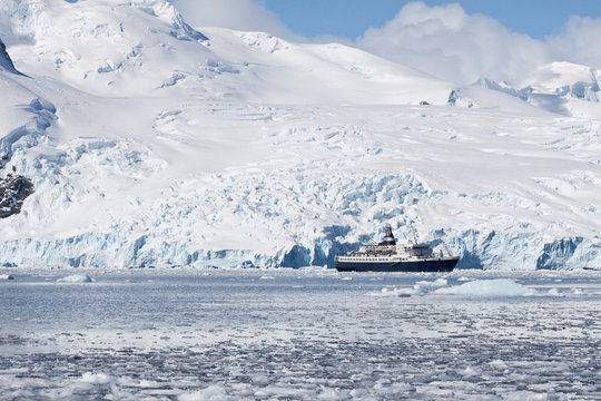 Kreuzfahrtschiff vor der Gletscherlandschaft von Cierva Cove