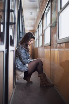 Femme adoss&eacute;e dans les couloirs d'un train